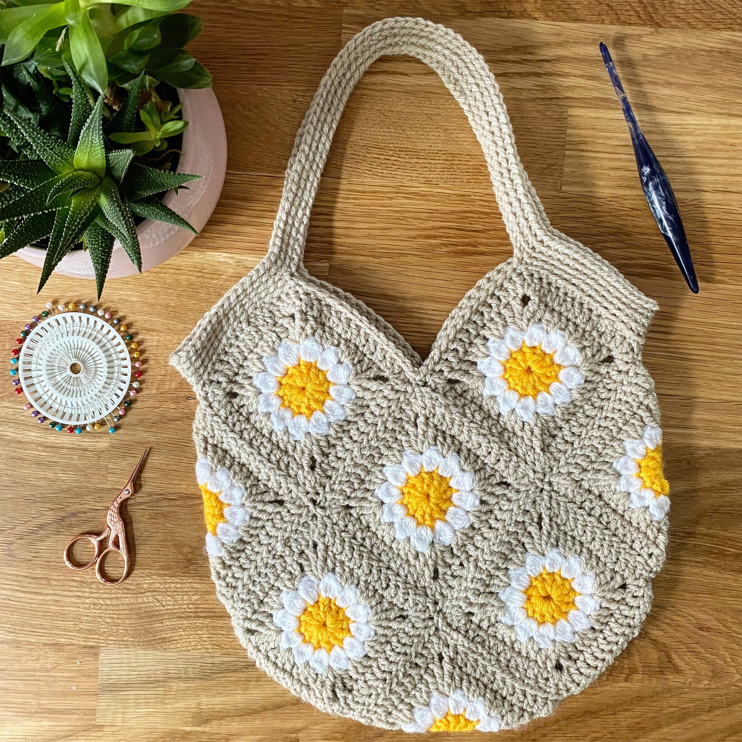 Daisy granny square tote bag crochet pattern - downloadable PDF