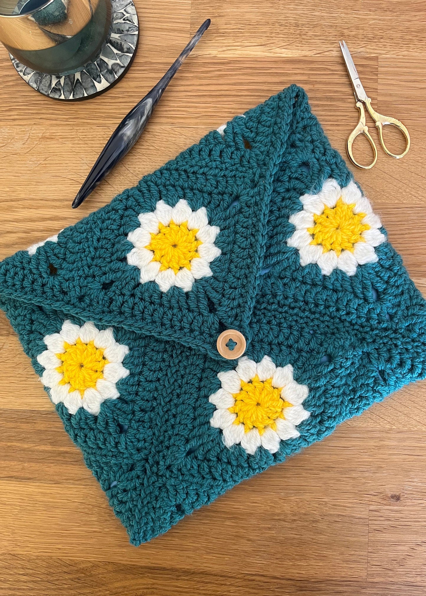 Daisy Granny Square Pouch crochet pattern - downloadable PDF