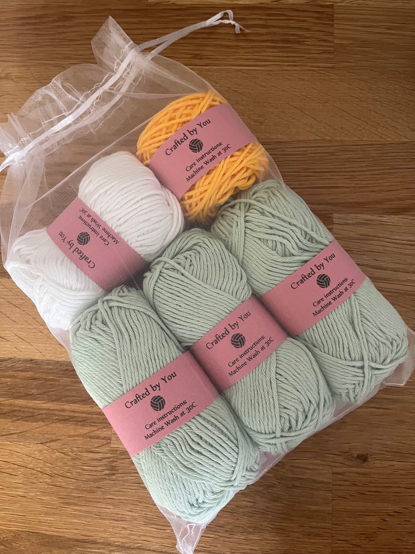 Daisy tote bag crochet kit - perfect gift for crafty beginners!