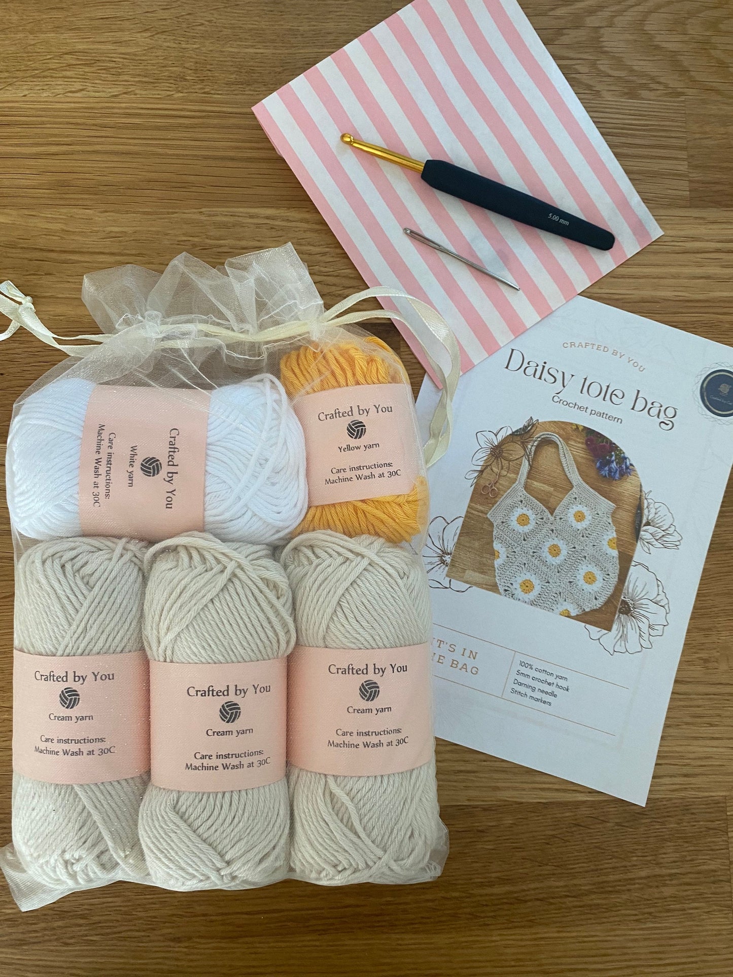 Daisy tote bag crochet kit - perfect gift for crafty beginners!
