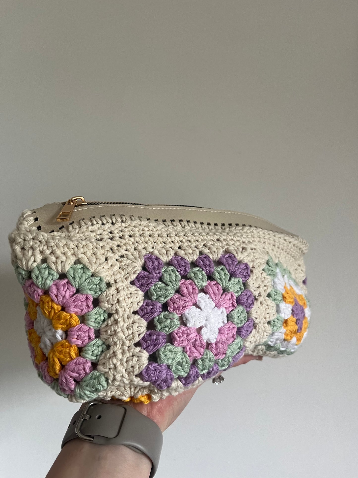 Granny Square zipper pouch crochet kit - perfect gift for crafty beginners!