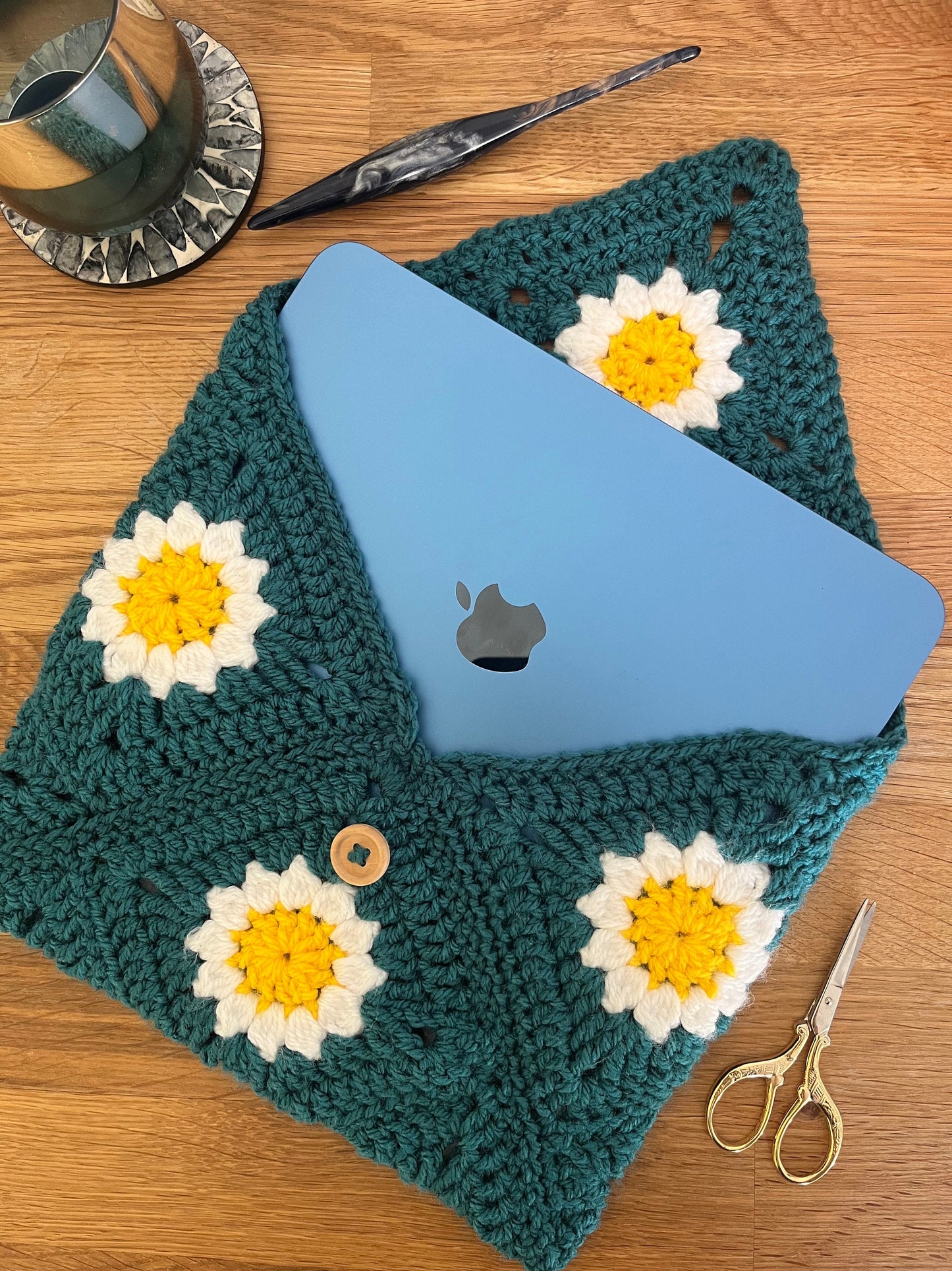 Daisy Granny Square Pouch crochet pattern - downloadable PDF