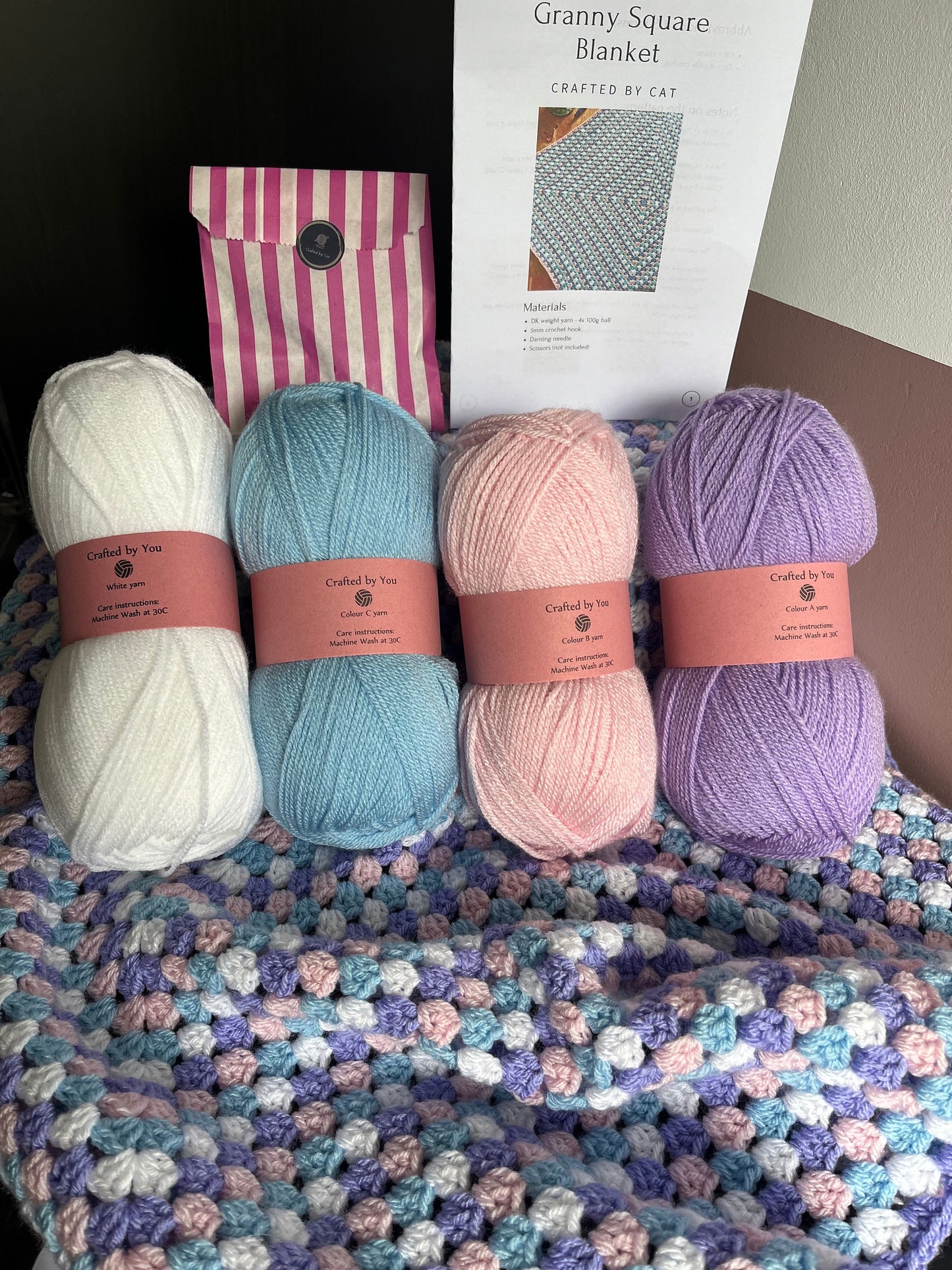 Granny square blanket crochet kit - perfect gift for crafty beginners!