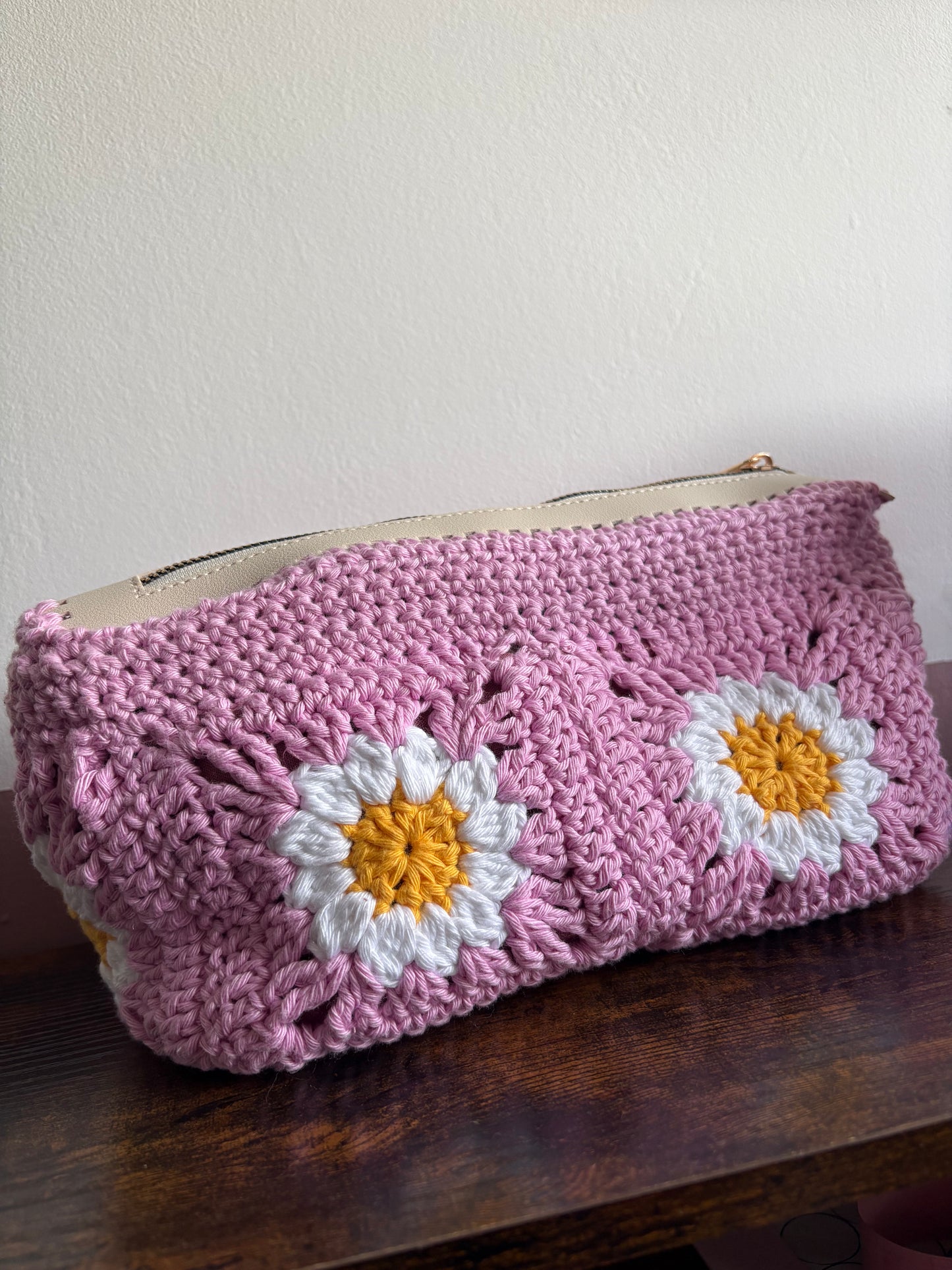 Daisy Granny Square Zipper Pouch crochet pattern - downloadable PDF