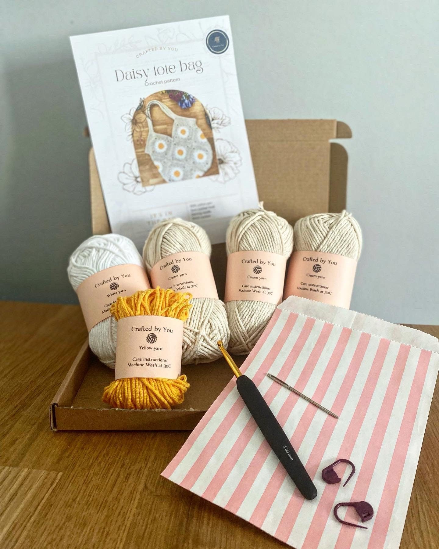 Daisy tote bag crochet kit - perfect gift for crafty beginners!