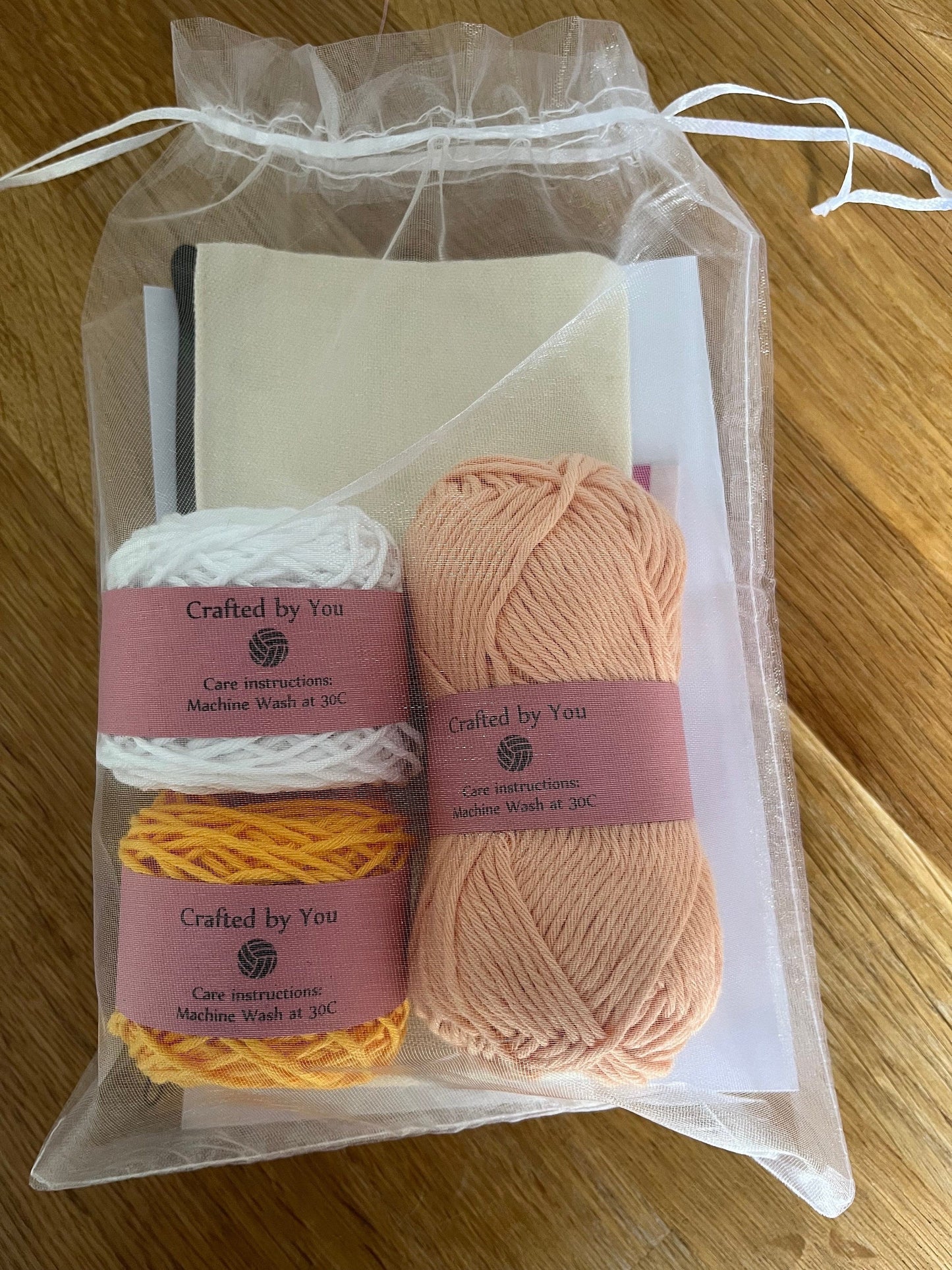 Daisy zipper pouch crochet kit - perfect gift for crafty beginners!