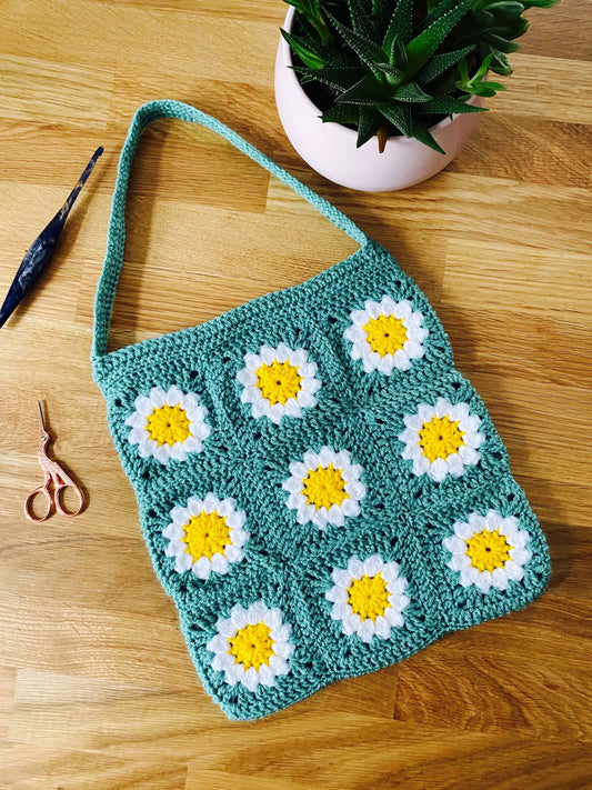 Daisies on the green – granny square tote bag