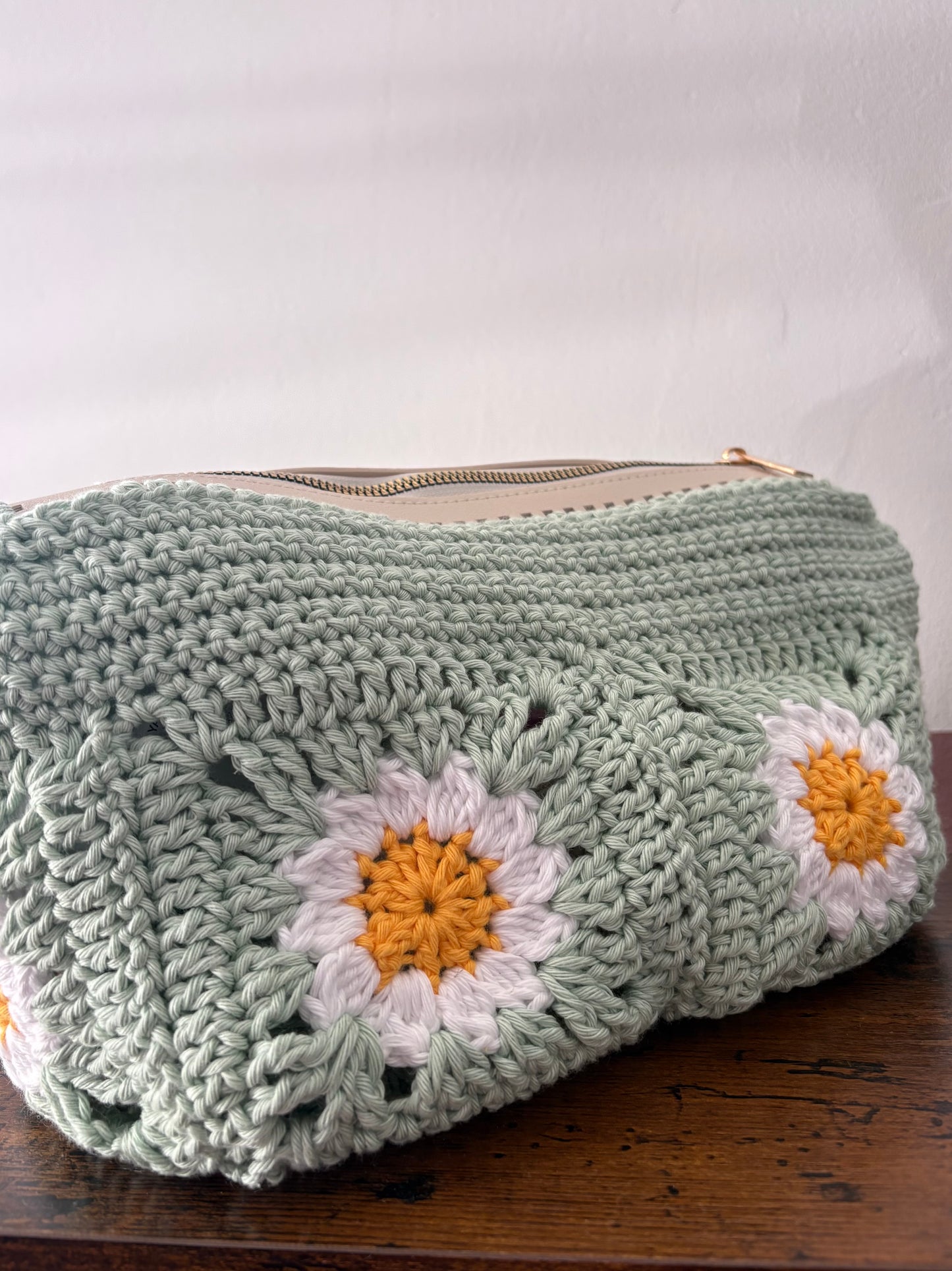 Daisy Granny Square Zipper Pouch crochet pattern - downloadable PDF