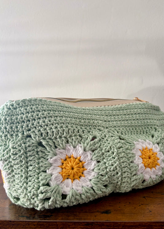 Daisy Granny Square Zipper Pouch crochet pattern - downloadable PDF