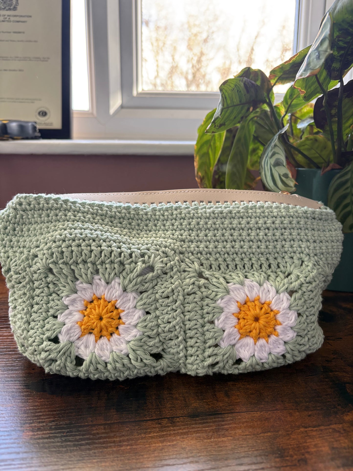 Daisy Granny Square Zipper Pouch crochet pattern - downloadable PDF