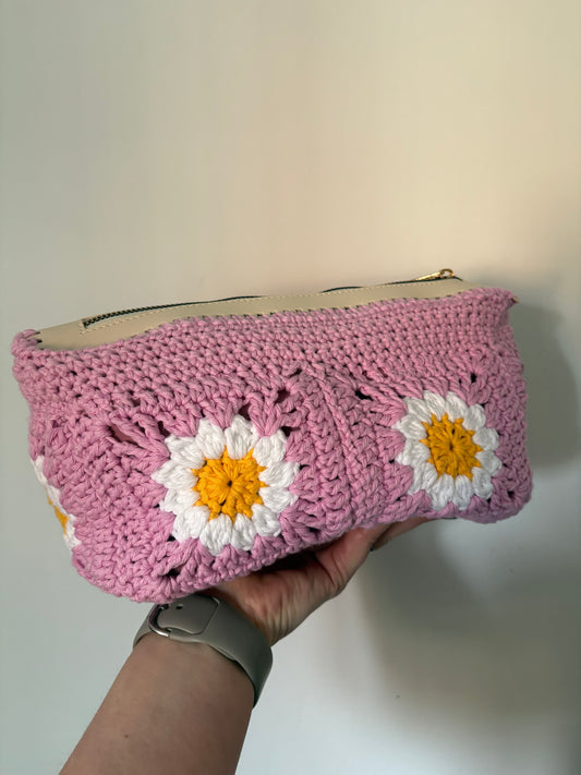 Daisy Granny Square Zipper Pouch crochet pattern - downloadable PDF